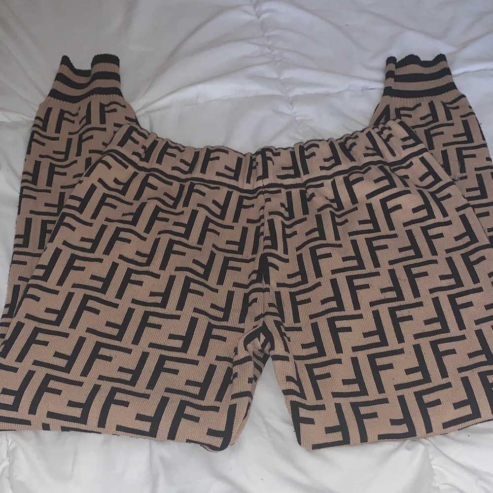 Beige and Black Geometric sweats XS petite